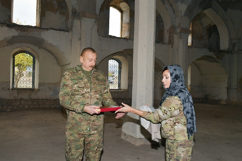 Prezident İlham Əliyev Məkkədən gətirdiyi “Qurani-Kərim”i Ağdam məscidinə bağışlayıb