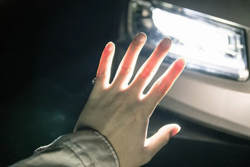 Yasamalda avtomobilin vurduğu kişi ağır xəsarət alıb