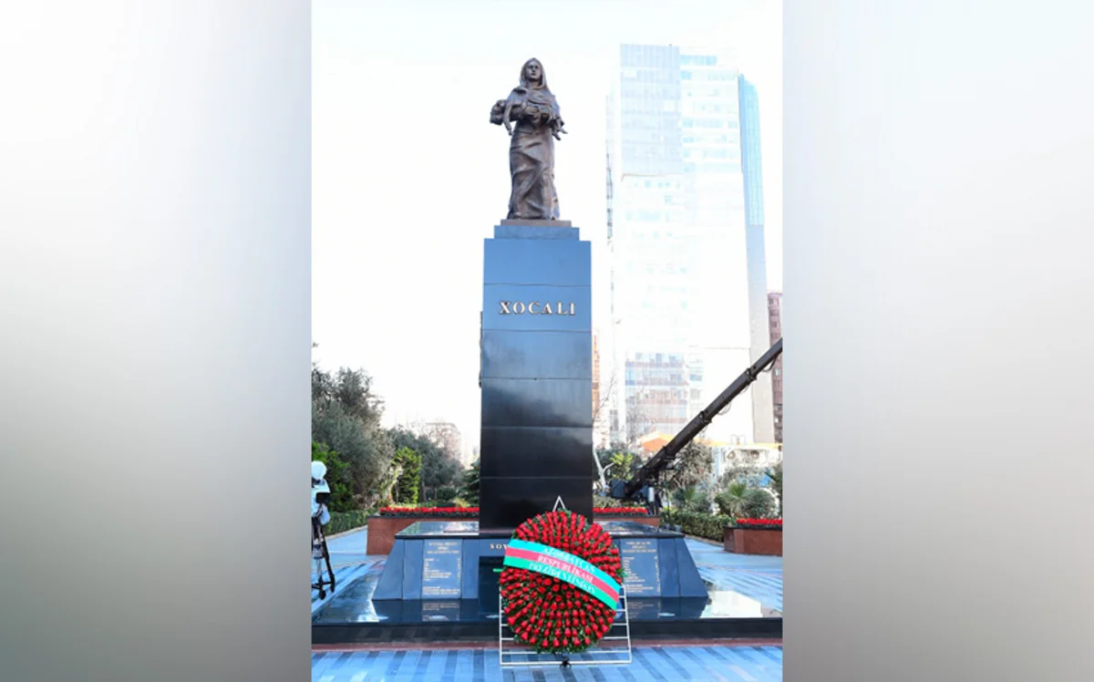 Müdafiə Nazirliyinin rəhbər heyəti Xocalı soyqırımı abidəsini ziyarət edib