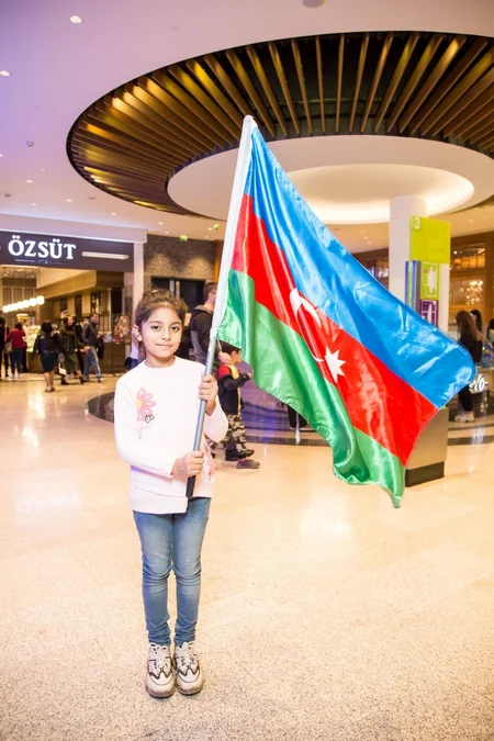 “CinemaPlus” Dövlət Bayrağı Günü münasibətilə parad təşkil edib - VİDEO