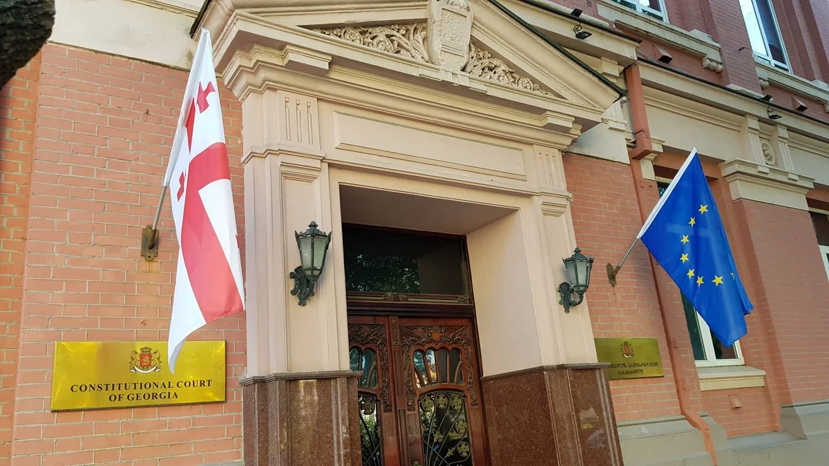 Gürcüstanın Konstitusiya Məhkəməsi hökumətin prezidentə qarşı iddiasını qəbul edib