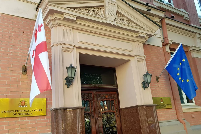 Gürcüstanın Konstitusiya Məhkəməsi hökumətin prezidentə qarşı iddiasını qəbul edib
