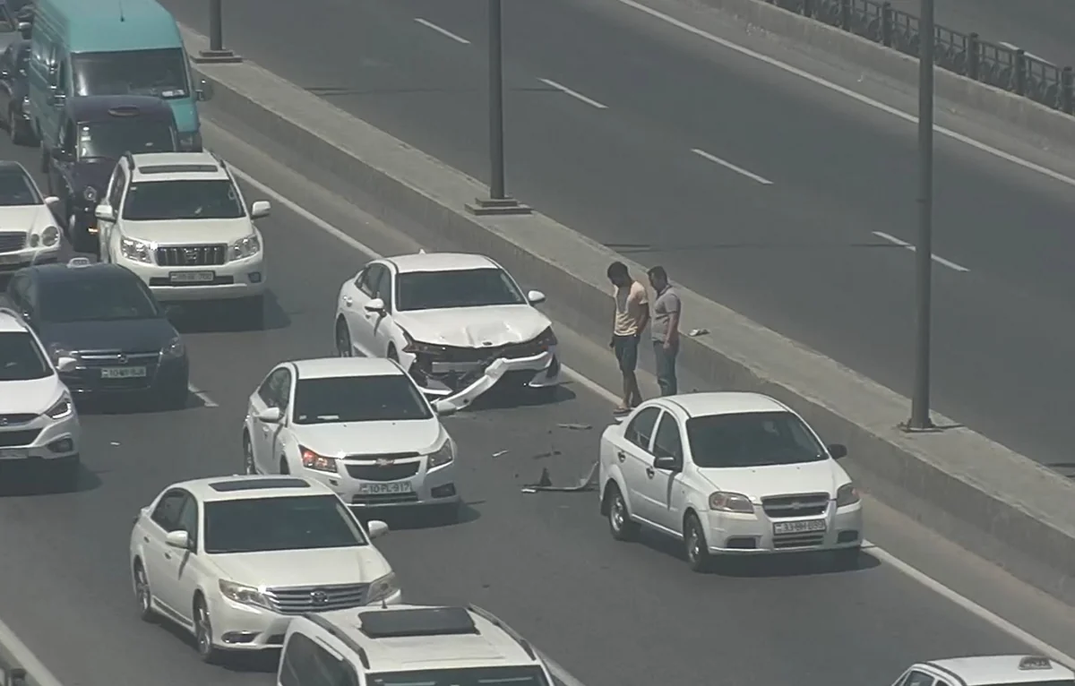 Bakıda körpünün üstündə qəza olub, yollarda sıxlıq yaranıb - FOTO