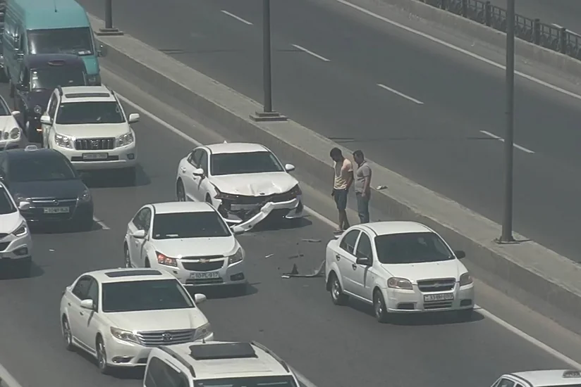 Bakıda körpünün üstündə qəza olub, yollarda sıxlıq yaranıb - FOTO