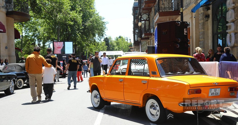 В Баку проходит выставка классических автомобилей