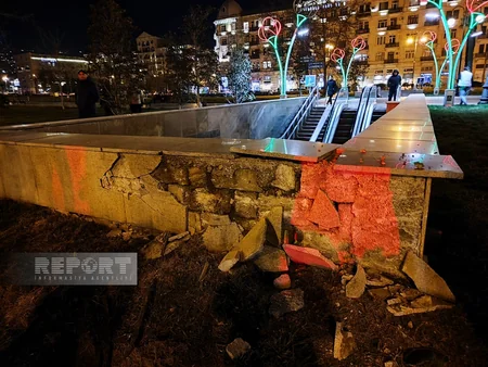 Bakıda “Prius” əvvəlcə dirəyə, daha sonra keçidə çırpılıb