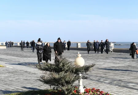 Prezident Sumqayıtın dənizkənarı bulvarında şəhərin sakinləri ilə görüşüb
