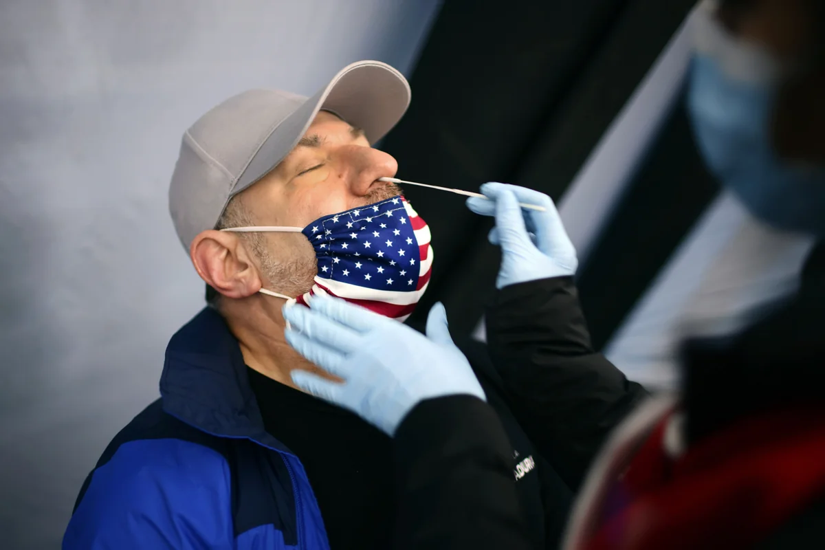 В США выявили минимальный прирост числа случаев COVID-19 с июня