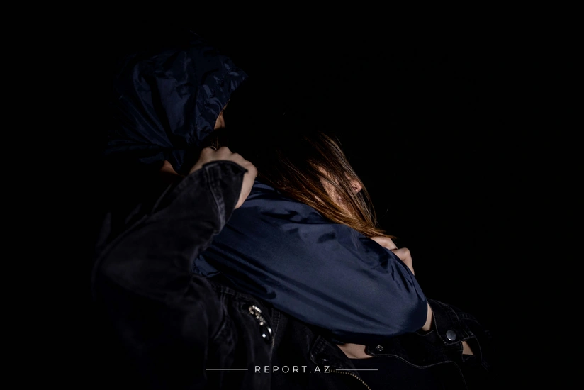 Bacısını boğaraq öldürməkdə təqsirləndirilən şəxsin məhkəməsi: Yüngül həyat tərzi keçirirdi