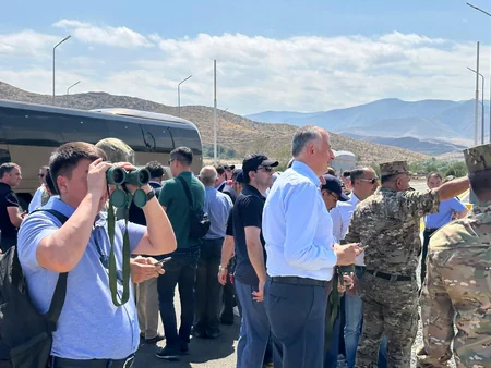 Reps of diplomatic corps on Aghdam-Khankandi road observe Russian peacekeepers temporarily deployment area