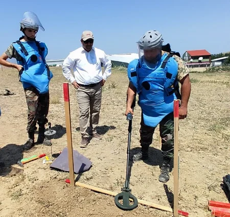 FHN-in bir qrup əməkdaşı minatəmizləmə üzrə kursu başa vurub