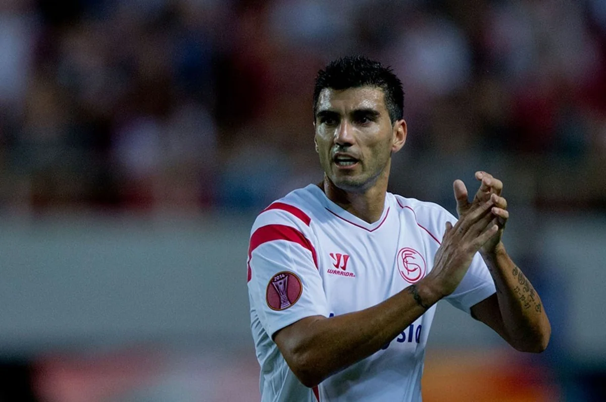 Məşhur futbolçu avtomobil qəzasında ölüb