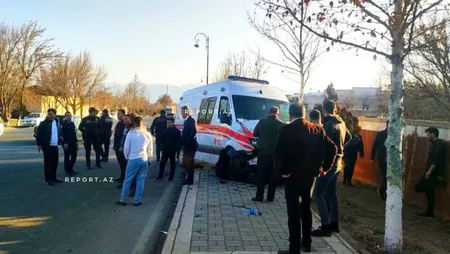 Babək rayonunda çağırışa gedən təcili tibbi yardım avtomobili qəzaya uğrayıb, xəsarət alanlar var