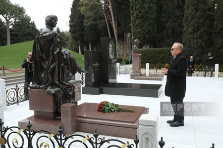 Türkiyənin Azərbaycandakı yeni səfiri Fəxri və Şəhidlər xiyabanlarını ziyarət edib