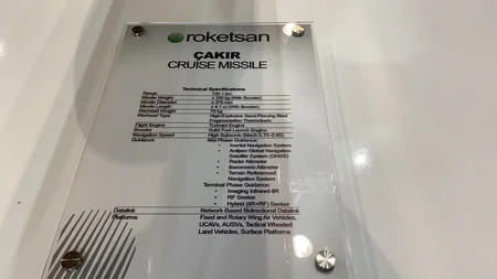Bakıda keçirilən silah sərgisində Türkiyə istehsalı olan “Çakır” raketi nümayiş etdirilir