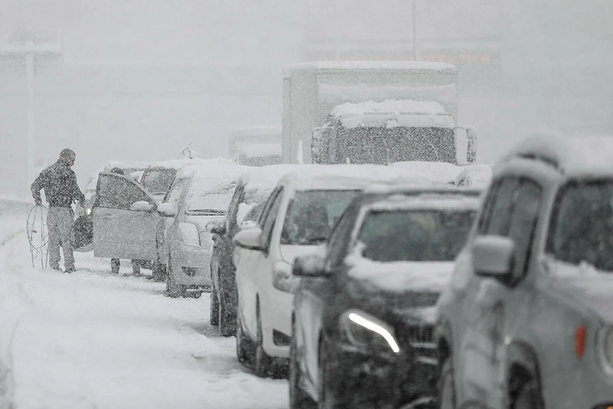 ABŞ-da qar səbəbindən hava və quru nəqliyyatı iflic olub