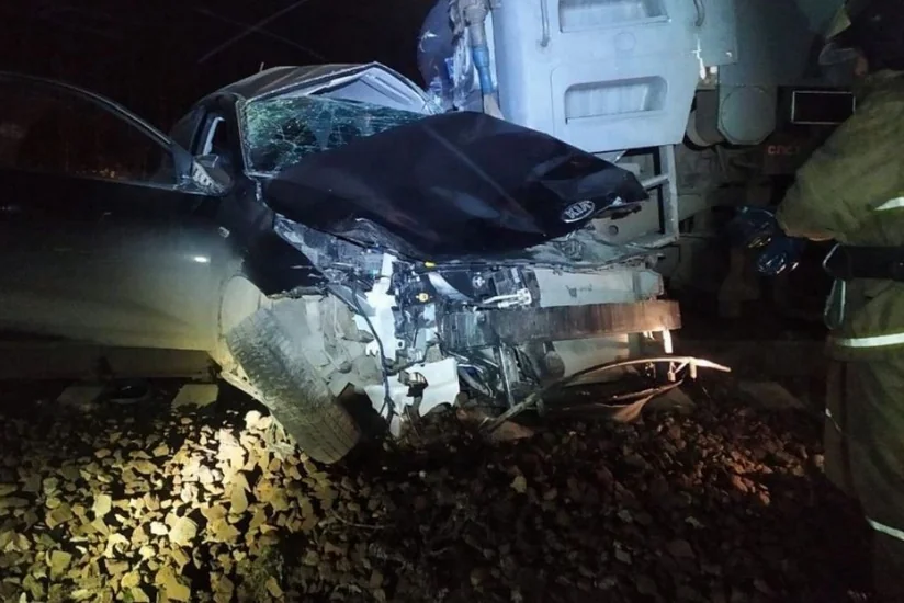 В Баку автомобиль врезался в электропоезд, есть пострадавший