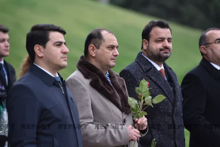 YAP rəhbərliyi ümummilli lider Heydər Əliyevin məzarını ziyarət edib