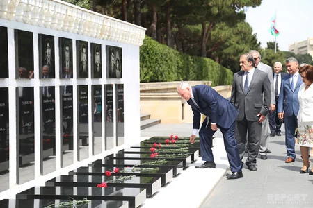 Səhiyyə işçiləri Fəxri xiyabanı və Şəhidlər xiyabanını ziyarət edib - FOTO