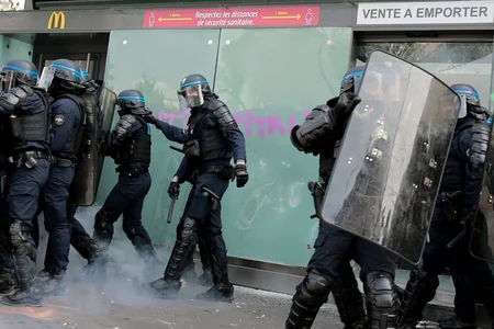 На первомайской демонстрации в Париже задержали 45 человек