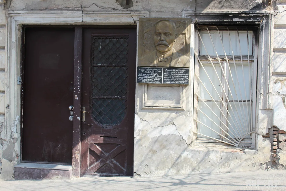 Cəlil Məmmədquluzadənin Tbilisidəki ev muzeyi: bina uçub dağılır, eksponatlar yoxa çıxıb - REPORTAJ