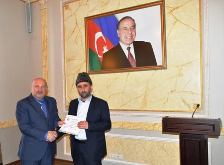 Azərbaycanda yeni qeydiyyatdan keçmiş dini icmalara şəhadətnamələr verilib