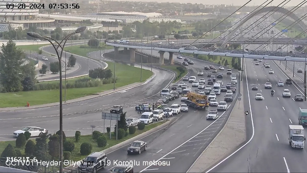 Bakıda bitum daşıyan yük maşını aşıb, maye yola dağılıb