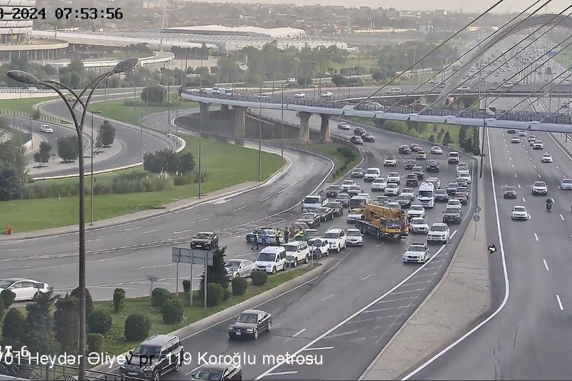 Bakıda bitum daşıyan yük maşını aşıb, maye yola dağılıb