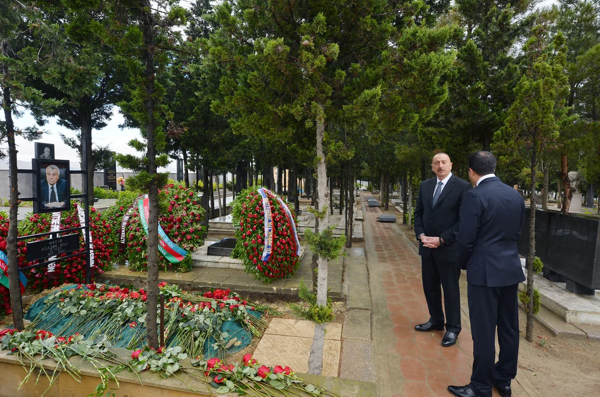 Prezident İlham Əliyev mərhum energetika naziri Natiq Əliyevin məzarını ziyarət edib