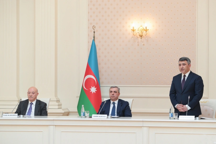 Inam Karimov introduced to staff of Supreme Court, takes office