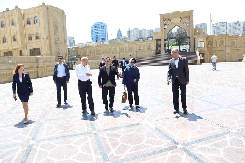 Türkiyə Konstitusiya Məhkəməsinin sədri və xanımı Təzəpir məscidini ziyarət edib