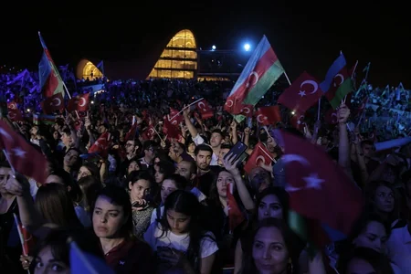 Heydər Əliyev Mərkəzinin parkında Bakının azad edilməsinin 100 illiyi münasibəti ilə konsert olub