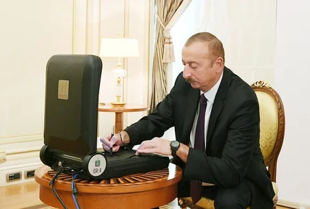 Bir nömrəli yeni nəsil şəxsiyyət vəsiqəsi Prezident İlham Əliyevə təqdim olunub - YENİLƏNİB