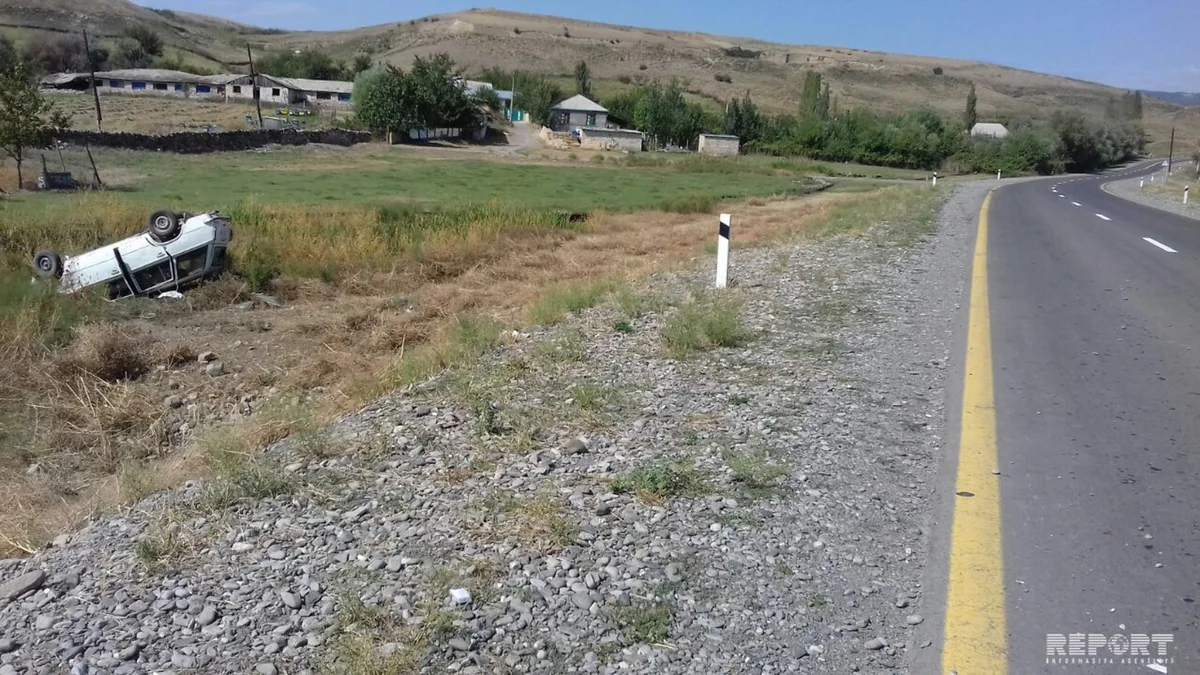 Şəkidə avtomobil aşıb, yaralılar var