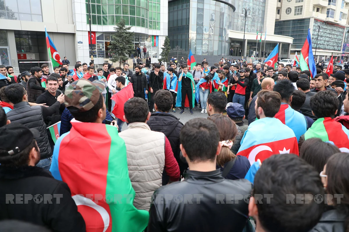 “Nə oldu Paşinyan?” – Bakı sakinləri qələbəni qeyd edir