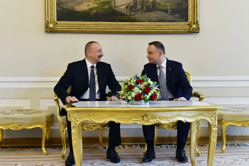 Azərbaycan və Polşa prezidentləri qarşılıqlı olaraq hədiyyələr təqdim ediblər