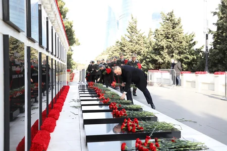 Dövlət Xidmətinin rəhbərliyi Şəhidlər xiyabanını ziyarət edib