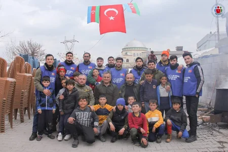 Azərbaycanın könüllü həkimləri ilə iş adamı Kahramanmaraşın daha bir bölgəsində yeməklər paylayıb - YENİLƏNİB