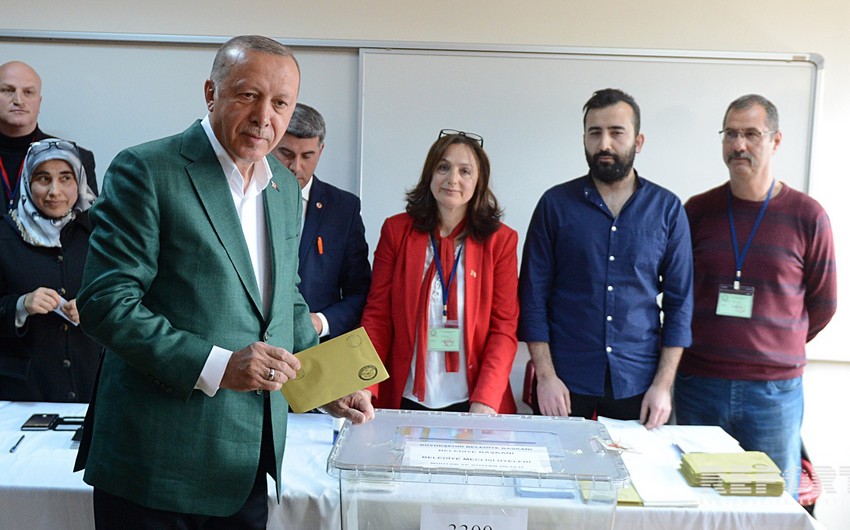 Ərdoğan bələdiyyə seçkilərində öz səsvermə hüququndan istifadə edib - FOTO