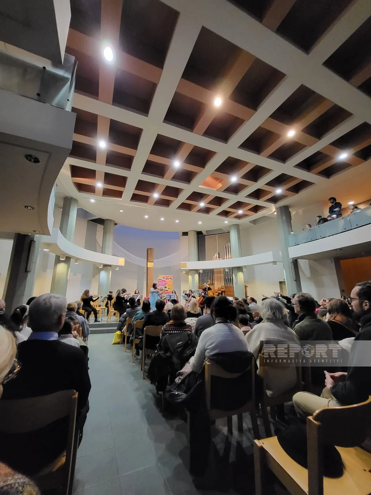 Azərbaycanlı skripkaçı Parisdə “Yeni ulduzlar” müsabiqəsinin konsertində çıxış edib