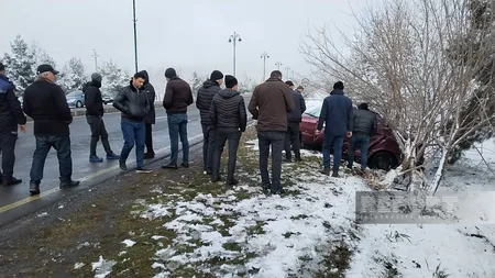 Oğuzda buzlu yolda idarəetmədən çıxan avtomobil ağaca çırpılıb, xəsarət alan var