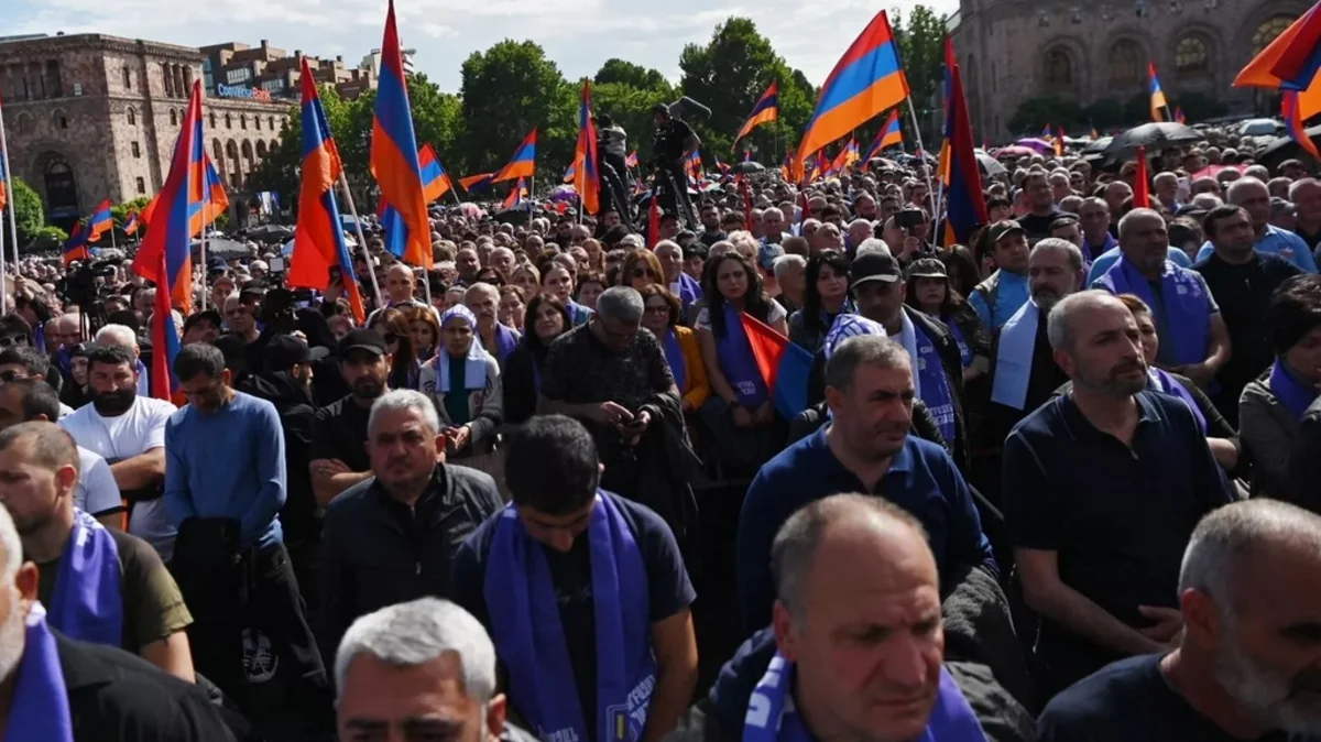 У резиденции президента Армении проходит митинг