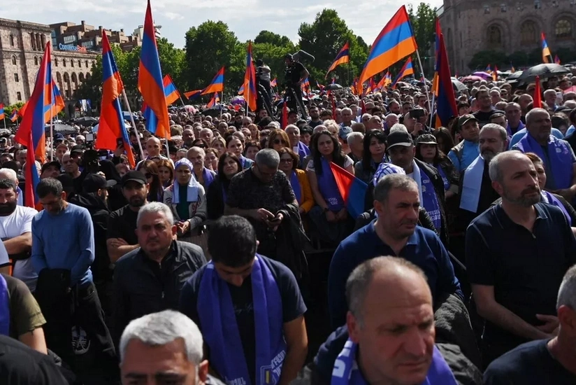 У резиденции президента Армении проходит митинг