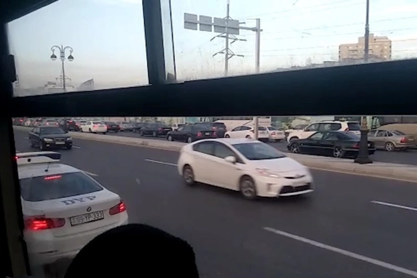 Babək prospektində avtobus sürücüləri əks yola çıxdı, onları Vaqif Əsədov saxladı - VİDEO