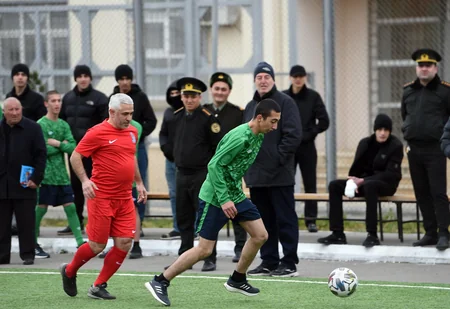 Məhbuslarla futbol veteranları arasında yoldaşlıq oyunu keçirilib