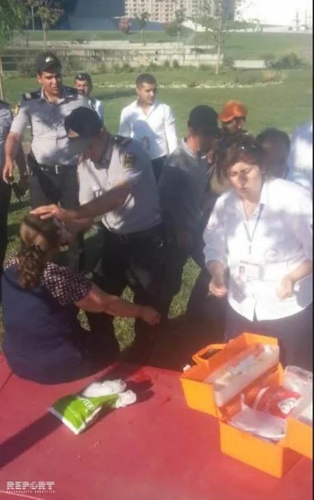 Bakıda polislər parkda səhhəti pisləşən qadına tibbi yardım göstərib - FOTO