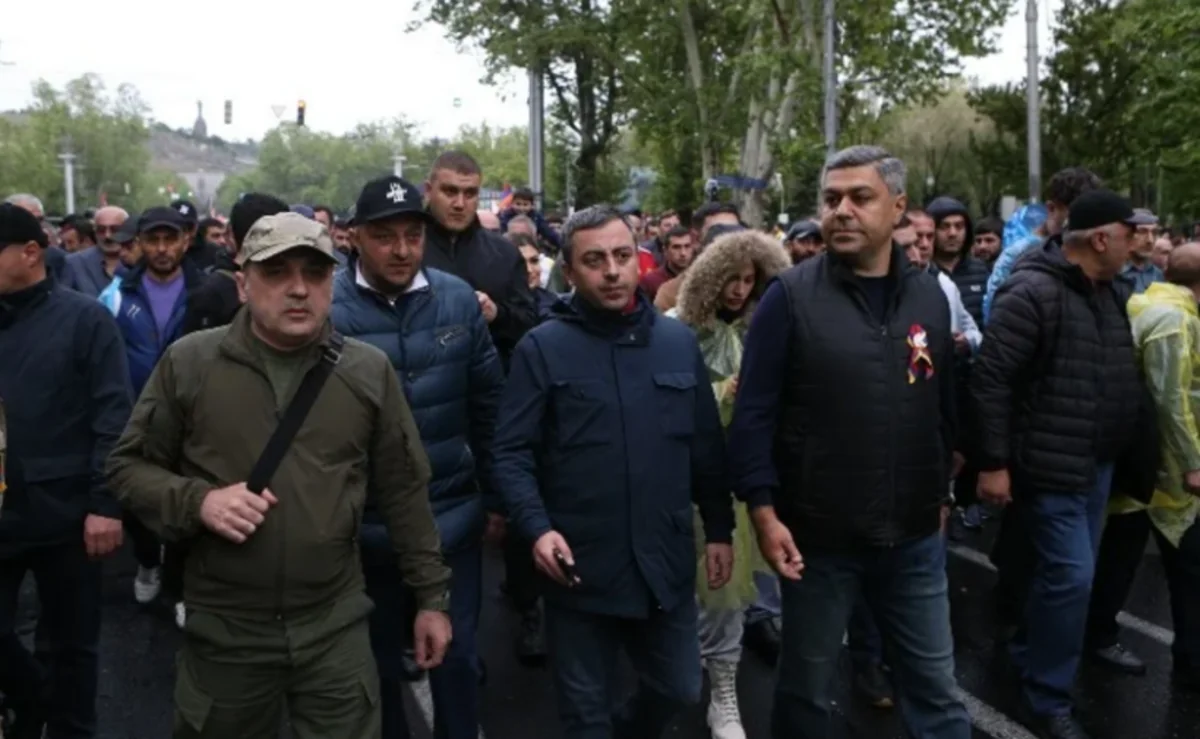 Оппозиция двинулась по улицам Еревана в протестном шествии