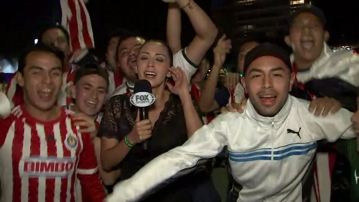 Журналистка ударила футбольного фаната, который трогал ее в прямом эфире - ВИДЕО