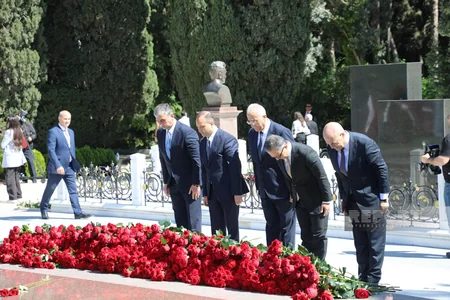 Ümummilli Lider Heydər Əliyevin xatirəsi anılır - FOTOREPORTAJ