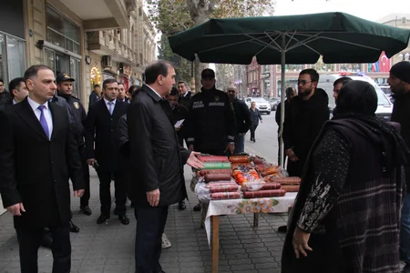Gəncədə qanunsuz küçə ticarəti ilə bağlı reyd keçirilib